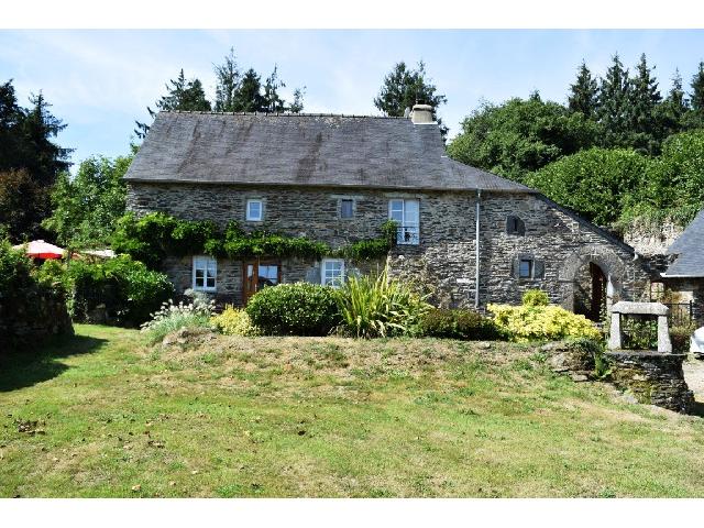 Huis te koop in SAINT MAYEUX 22320 Côtes-d'Armor Bretagne Frankrijk: 2 Woonhuizen op een terrein van 3598 m2 in een landelijke omgeving.<br />
Huis 1<br />
Begane grond:<br />
Woonkamer 1 - 26 m²<br />
Woonkamer 2 - 15 m²<br />
Keuken/eetkamer - 18 m²<br />
Wasruimte en stookruimte - 3 m²<br />
<br />
1e...