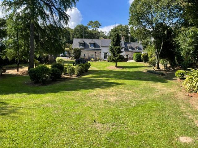 Huis te koop in LOCMALO 56160 Morbihan Bretagne France: Woonhuis op een terrein van 6293 m2.<br />
Begane grond:<br />
Woonkamer - 28,50 m²<br />
Keuken/eetkamer - 19,50 m²<br />
Stookruimte - 3,50 m²<br />
Bijkeuken met wasruimte - 5 m²<br />
Woonkamer - 22 m²<br />
Doucheruimte en to...