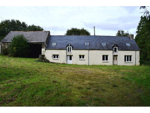 Huis te koop in MERLEAC 22460 Côtes-d'Armor Bretagne France: Woonhuis op een terrein van 81810 m2 met een woonoppervlakte van 155 m2. <br />
Begane grond:<br />
Hal<br />
Toilet met wastafel<br />
Woonkamer - 21,50 m²<br />
Keuken/eetkamer - 22,50 m²<br />
Woonkamer - 30,50 m²<br />
Wasruimte...