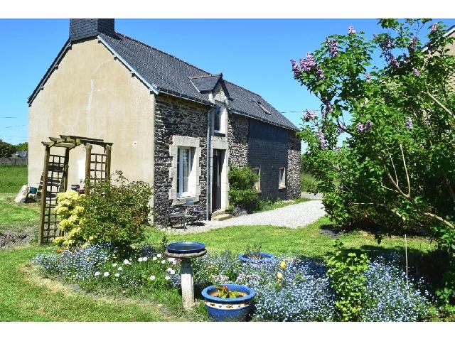 Huis te koop in SAINTE BRIGITTE 56480 Morbihan Bretagne France: Woonhuis op een terrein van 1024 m2 met een woonoppervlakte van 107 m2. Begane grond:<br />
Hal met wasruimte - 10 m²<br />
Toilet<br />
Woonkamer - 33 m²<br />
Keuken/eetkamer - 13,50 m²<br />
Bijkeuken met stookruimte - ...
