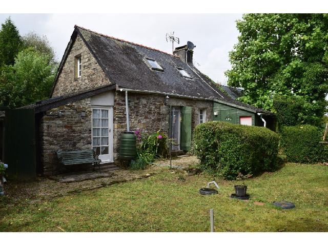 Huis te koop in POULLAOUEN 29246 Finistère Bretagne France: Woonhuis op een terrein van 330 m2 met een woonoppervlakte van 55 m2. Begane grond:<br />
Woonkamer met keuken - 34 m²<br />
Badkamer en toilet - 3 m²<br />
Aangrenzende begane grond:<br />
Kamer in gebruik als slaapka...