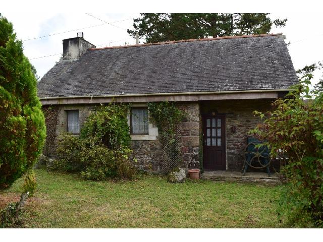 Huis te koop in POULLAOUEN 29246 Finistère Bretagne France: Woonhuis op een terrein van 460 m2 met een woonoppervlakte van 51 m2. <br />
Begane grond:<br />
Woonkamer met keuken - 34 m²<br />
Badkamer en toilet - 3,50 m²<br />
<br />
1e verdieping:<br />
<br />
Overloop<br />
Slaapkamers 2 (11,50 ...