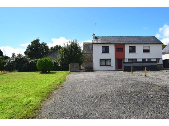 Huis te koop in NEULLIAC 56300 Morbihan Bretagne France: Woonhuis op een terrein van 997 m2 met een woonoppervlakte van 134 m2. Begane grond:<br />
Woonkamer met keuken - 47 m²<br />
Toilet met wastafel<br />
Bijkeuken - 7,50 m²<br />
Wasruimte en stookruimte - 11 m²<br />
<br />
1e ...