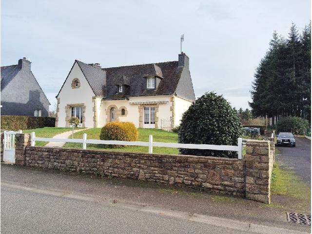 Huis te koop in PLOERDUT 56160 Morbihan Bretagne France: Woonhuis op een terrein van 1077 m2 met een woonoppervlakte van 140 m2. Begane grond:<br />
Hal<br />
Woonkamer - 42 m²<br />
Keuken/eetkamer - 15,50 m²<br />
Badkamer - 7,50 m²<br />
Slaapkamer - 12 m²<br />
Toilet<br />
<br />
1e verd...