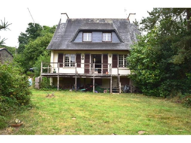Huis te koop in KERGLOFF 29270 Finistère Bretagne France: Woonhuis op een terrein van 1947 m2 met een woonoppervlakte van 119 m2. Verhoogde begane grond:<br />
Hal<br />
Eetkamer of slaapkamer - 13 m²<br />
Woonkamer met toegang tot het terras - 24,50 m²<br />
Keuken/eetkamer...
