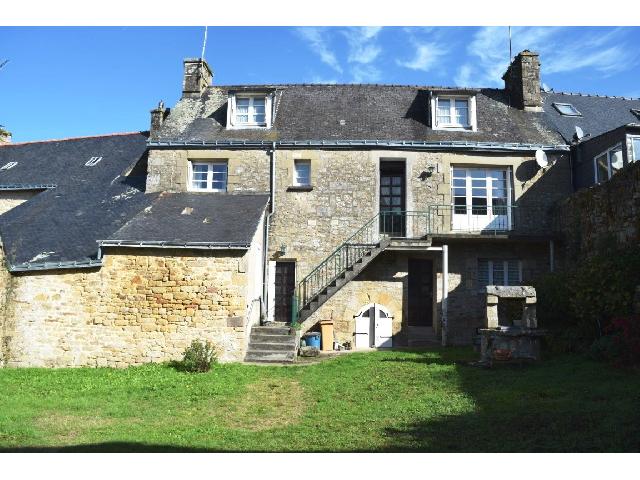 Huis te koop in GUEMENE SUR SCORFF 56160 Morbihan Bretagne France: 3 Wooneenheden op een terrein van 573 m2 met een woonoppervlakte van 169 m2. <br />
Appartement 1:<br />
Begane grond:<br />
Hal<br />
Woonkamer - 10 m²<br />
Kitchenette - 8,50 m²<br />
Badkamer - 2,50 m²<br />
Slaapkamer - 9,50 m...