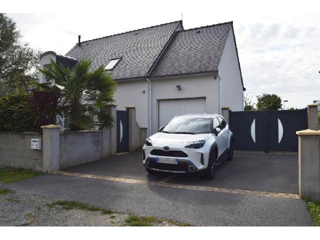 Huis te koop in QUIMPERLE 29300 Finistère Bretagne France: Woonhuis op een terrein van 432 m2 met een woonoppervlakte van 86 m2. Begane grond:<br />
Woonkamer met keuken - 34,50 m²<br />
Bijkeuken - 3 m²<br />
Toilet met wastafel<br />
Slaapkamer - 11 m²<br />
Eigen douche - 2 m²...