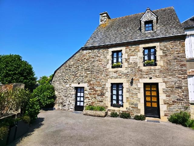 Huis te koop in PLEVIN 22340 Côtes-d'Armor Bretagne France: 2 Woonhuizen op een terrein van 324 m2 met een woonoppervlakte van 126 m2. <br />
Huis 1<br />
Begane grond:<br />
Woonkamer met keuken - 33 m²<br />
Slaapkamer of woonkamer - 13,50 m²<br />
Badkamer - 4 m²<br />
Toilet<br />
<br />
1e v...