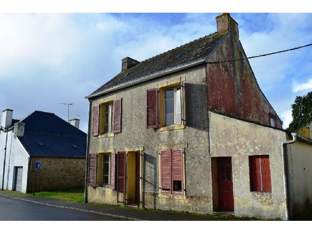 Huis te koop in LIGNOL 56160 Morbihan Bretagne France: Woonhuis met een woonoppervlakte van 76 m2. <br />
Begane grond:<br />
Hal<br />
Woonkamer - 15 m²<br />
Keuken/eetkamer - 15 m²<br />
Wasruimte en stookruimte - 9 m²<br />
Toilet<br />
Doucheruimte - 2,50 m²<br />
<br />
1e verdieping:<br />
<br />
O...