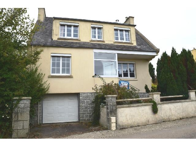 Huis te koop in SCRIGNAC 29640 Finistère Bretagne France: Woonhuis op een terrein van 1045 m2 met een woonoppervlakte van 116 m2. Verhoogde begane grond:<br />
Hal<br />
Woonkamer - 23 m²<br />
Keuken/eetkamer - 12,50 m²<br />
Doucheruimte en toilet - 6 m²<br />
Slaapkamer - 12,5...