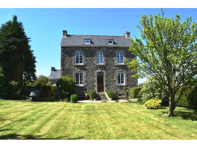 Huis te koop in SAINTE BRIGITTE 56480 Morbihan Bretagne France: Woonhuis op een terrein van 918 m2 met een woonoppervlakte van 107 m2. Verhoogde begane grond:<br />
Entreehal<br />
Keuken/eetkamer - 20 m²<br />
Woonkamer - 20 m²<br />
<br />
Eerste verdieping:<br />
Overloop<br />
Slaapkamers (21...