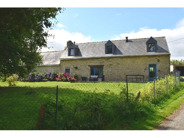 Huis te koop in LIGNOL 56160 Morbihan Bretagne France: Longère huis en huis op een terrein van 25857 m2 met een woonoppervlakte van 116 m2. <br />
Longère (traditionele boerderij)<br />
Begane grond:<br />
Keuken/eetkamer - 30,50 m²<br />
Woonkamer - 25,50 m²<br />
Doucheruim...
