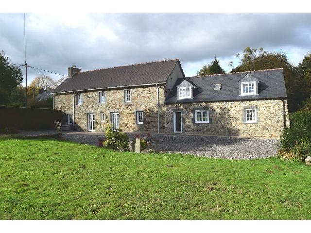Huis te koop in PLEMET 22210 Côtes-d'Armor Bretagne France: Woonhuis op een terrein van 5109 m2 met een woonoppervlakte van 217 m2. 6-kamerwoning<br />
Begane grond:<br />
Entreehal - 7 m²<br />
Keuken/eetkamer - 38 m²<br />
Woonkamer - 38 m²<br />
Doucheruimte en toilet - 3,50 m²...