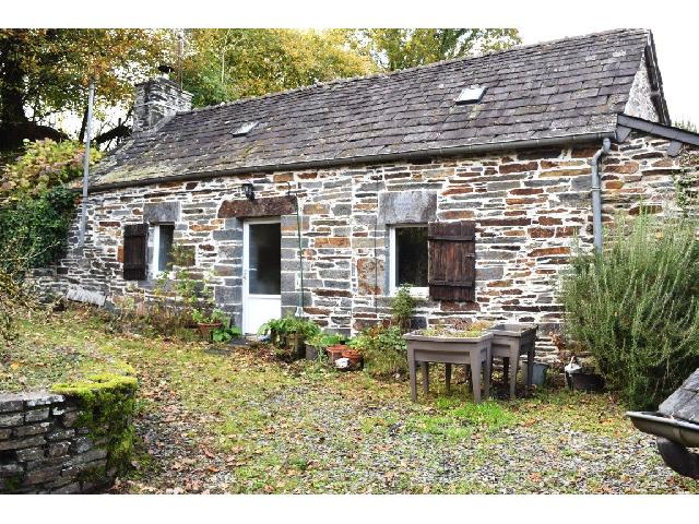 Huis te koop in PLELAUFF 22570 Côtes-d'Armor Bretagne France: Woonhuis op een terrein van 830 m2.<br />
Begane grond:<br />
Woonkamer met keuken - 17,50 m²<br />
Slaapkamer - 8,50 m²<br />
Doucheruimte en toilet met wasruimte - 5,50 m²<br />
<br />
Eerste verdieping:<br />
Zolder<br />
<br />
Kenmerken:...