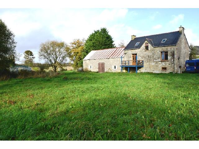 Huis te koop in PERSQUEN 56160 Morbihan Bretagne France: Woonhuis op een terrein van 4220 m2 met een woonoppervlakte van 134 m2. Verhoogde begane grond:<br />
Keuken/eetkamer - 31,50 m²<br />
Woonkamer - 34 m²<br />
<br />
Eerste verdieping:<br />
Overloop<br />
Slaapkamers: 2 (27,50 ...
