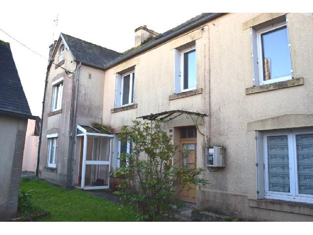 Huis te koop in&nbsp;SPEZET 29540 Finistère Bretagne Frankrijk: Woonhuis op een terrein van 420 m2 met een woonoppervlakte van 33 m2. 2-kamerwoning<br />
Begane grond:<br />
Entreehal<br />
Woonkamer met keuken - 13 m²<br />
Gang - 5 m²<br />
<br />
1e verdieping:<br />
Gang<br />
Slaapkamer - 10 m²<br />...