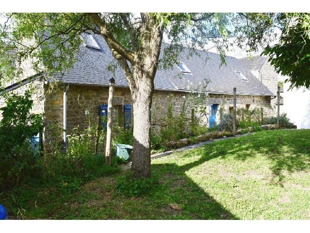 Gîtes/Chambres d'hôtes te koop in&nbsp;LOCMALO 56160 Morbihan Bretagne France: Woonhuis met gîte en huis/studio op een terrein van 539 m2 met een woonoppervlakte van 195 m2. <br />
5-kamerwoning<br />
Begane grond:<br />
Hal<br />
Woonkamer - 20,50 m²<br />
Keuken - 13 m²<br />
Veranda - 11 m²<br />
Doucherui...