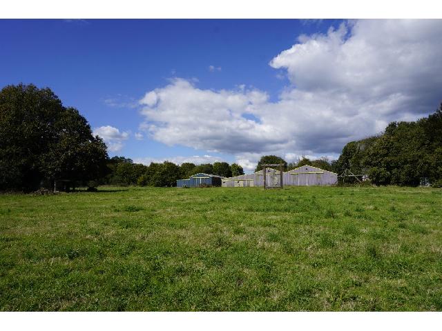 Agrarisch bedrijf te koop in&nbsp;SAINT CARADEC TREGOMEL 56540 Morbihan Bretagne France: 3 schuren + bijgebouwen + 11,25 hectare<br />
Schuur 1 - ca. 36 m x 24 m<br />
Schuur 2 - ca. 12 m x 28 m<br />
Kippenhok - ca. 75 m x 18 m<br />
Bijgebouw - ca. 5 m x 3 m<br />
Garage - ca. 27 m x 10 m<br />
Broodoven<br />
<br />
Landelij...