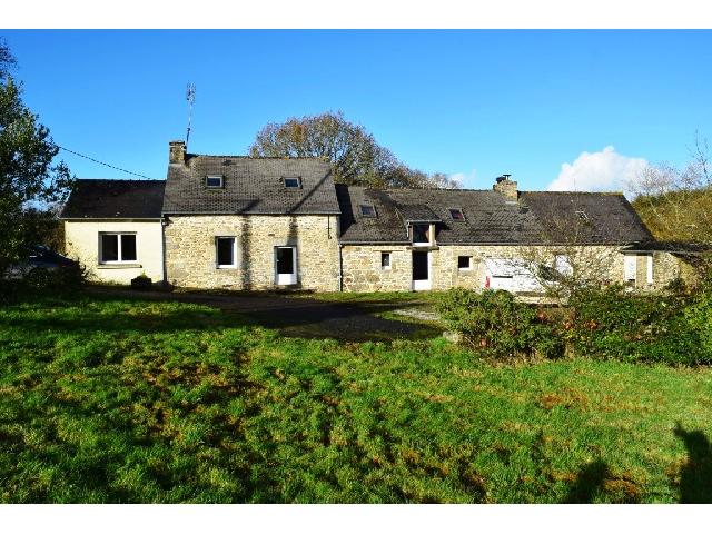 Agrarisch-bedrijf te koop in&nbsp;CANIHUEL 22480 Côtes-d'Armor Bretagne Frankrijk: Woonhuis met een woonoppervlakte van 102 m2 op een terrein van 150770 m2 met bijgebouwen, 60 fruitbomen en een meertje . <br />
Begane grond:<br />
Entreehal<br />
Keuken - 12 m²<br />
Woonkamer - 34 m²<br />
Hal<br />
Slaapkame...