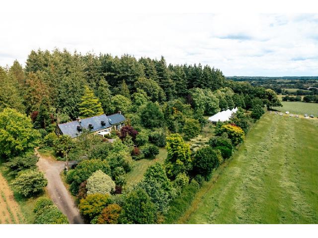 Agrarisch-bedrijf te koop in&nbsp;LIGNOL 56160 Morbihan Bretagne Frankrijk: Woonhuis met buigebouwen en een meer op een terrein van 22 Ha met een woonoppervlakte van 193 m2. <br />
Begane grond:<br />
Keuken/eetkamer - 34 m²<br />
Woonkamer - 59 m²<br />
Badkamer - 3,50 m²<br />
Toilet<br />
Hal<br />
Slaap...