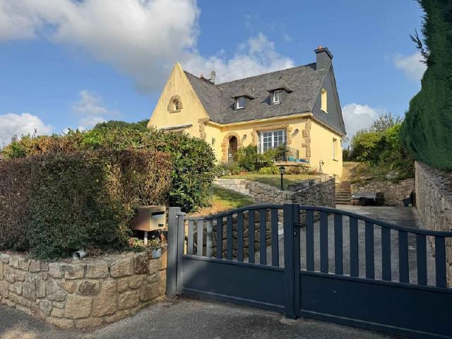 Maison &agrave; vendre &agrave;&nbsp;GOUAREC 22570 Côtes-d'Armor Bretagne France: Maison 6 Pièces avec terrain de 965 m2.<br />
Rez-de-chaussée / Rez-de-chaussée :<br />
Couloir<br />
Cuisine / Salle à manger - 16 m²<br />
Salon-séjour - 30 m²<br />
Chambre - 20 m²<br />
Salle de bains - 6 m²<br />
WC avec ...