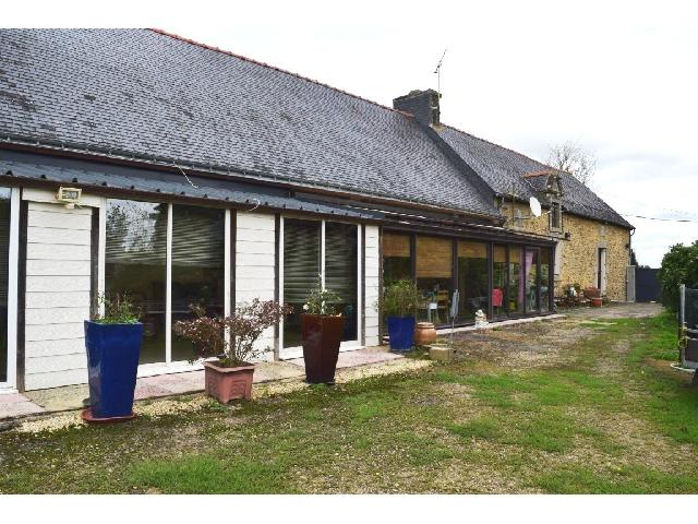Huis te koop in&nbsp;MOREAC 56500 Morbihan Bretagne France: Woonhuis op een terrein van 2470 m2 met een woonoppervlakte van 155 m2. Begane grond:<br />
Tweedelige veranda - 52,50 m²<br />
Keuken/eetkamer - 27,50 m²<br />
Woonkamer - 58 m²<br />
Bijkeuken met douche - 23 m²<br />
H...
