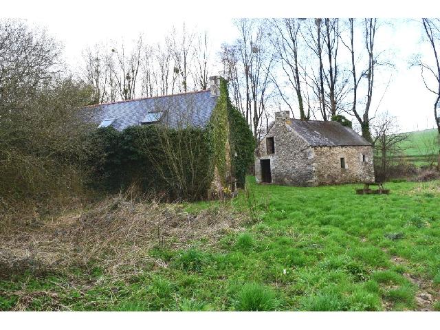 Huis te koop in&nbsp;GAUSSON 22150 Côtes-d'Armor Bretagne France: Woonhuis met bijgebouwen op een terrein van 9305 m2.<br />
Huis met aangebouwde bijgebouw - circa 147 m²<br />
Op het platteland<br />
Schuur - circa 121 m²<br />
Oude watermolen - circa 75 m²<br />
Grond - 9.305 m²<br />
Half...