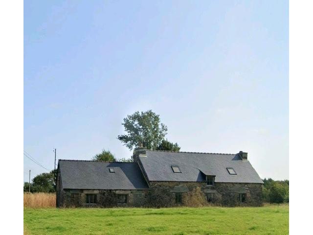 Huis te koop in&nbsp;SAINTE BRIGITTE 56480 Morbihan Bretagne France: Woonhuis met bijgebouwen op een terrein van 1188 m2 <br />
Huis<br />
Begane grond:<br />
Grote kamer met open haard - 60,50 m²<br />
<br />
Eerste verdieping:<br />
Zolder - 58 m²<br />
<br />
Aangrenzend bijgebouw<br />
Begane grond:<br />
Kamer ...