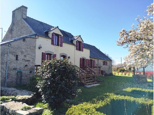 Huis te koop in&nbsp;LE SAINT 56110 Morbihan Bretagne Frankrijk: Woonhuis op een terrein van 997 m2 met een woonoppervlakte van 184 m2. Begane grond:<br />
Woonkamer - 33,50 m²<br />
Eetkamer - 12,50 m²<br />
Keuken - 17,50 m²<br />
Toilet met wastafel - 4 m²<br />
Hal - 6 m²<br />
Wasruim...