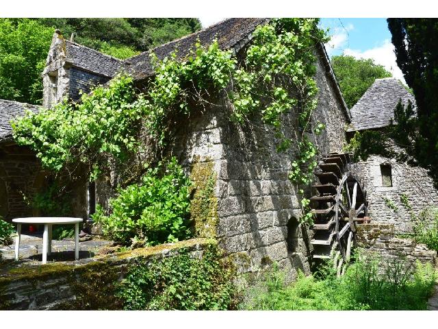 Huis te koop in&nbsp;PLOUNEVEZEL 29270 Finistère Bretagne France: Watermolen met waterloop, bijgebouwen  en een terrein van 4620 m2 <br />
Begane grond:<br />
Entreehal<br />
Toilet<br />
Woonkamer - 46 m²<br />
Mezzanine<br />
Slaapkamer met ruimte voor badkamer en toilet - 18 m²<br />
Keuken/Eetk...