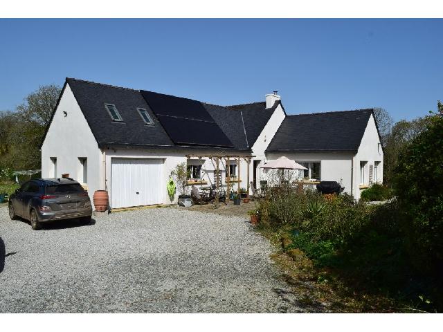 Huis te koop in&nbsp;LANDELEAU 29530 Finistère Bretagne France: Woonhuis op een terrein van 4920 m2 met een woonoppervlakte van 145 m2. Begane grond:<br />
Entreehal - 20,50 m²<br />
Keuken/Eetkamer - 32 m²<br />
Woonkamer - 24 m²<br />
Slaapkamers (3, 18,50 m², 14 m², 13 m²)<br />
...