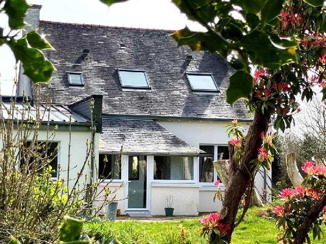 Huis te koop in&nbsp;LEUHAN 29390 Finistère Bretagne Frankrijk: Woonhuis op een terrein van 2533 m2 met een woonoppervlakte van 114 m2. Begane grond:<br />
Entreehal<br />
Woonkamer - 27 m²<br />
Keuken - 13 m²<br />
Slaapkamer - 14,50 m²<br />
Slaapkamer of kantoor - 11,50 m²<br />
Hal - ...