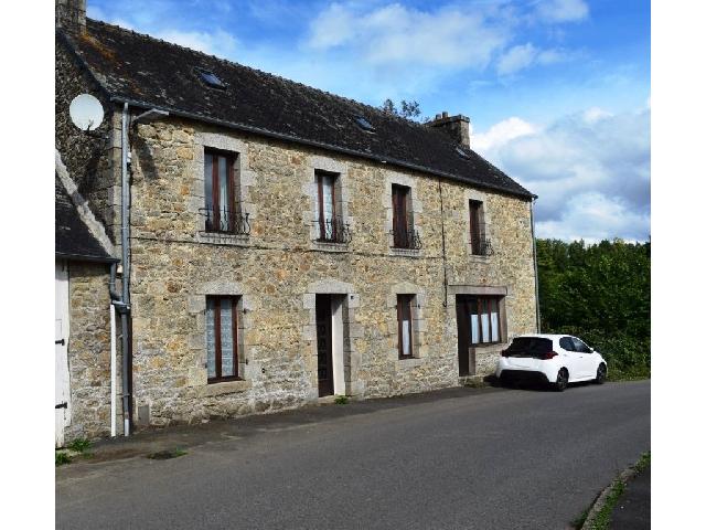 Huis te koop in&nbsp;SAINT SERVAIS 22160 Côtes-d'Armor Bretagne France: Woonhuis op een terrein van 341 m2 met een woonoppervlakte van 159 m2. Begane grond:<br />
Entreehal<br />
Woonkamer - 40,50 m²<br />
Keuken/Eetkamer - 24,50 m²<br />
<br />
Eerste verdieping:<br />
Overloop<br />
3 slaapkamers (18,5...
