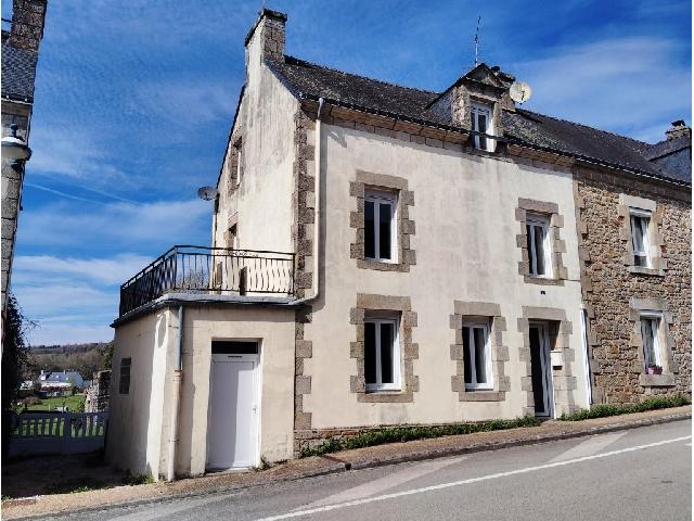 Huis te koop in&nbsp;MELRAND 56310 Morbihan Bretagne France: Woonhuis op een terrein van 692 m2 met een woonoppervlakte van 75 m2. Begane grond:<br />
Woonkamer met keuken - 36 m²<br />
<br />
Eerste verdieping:<br />
Overloop<br />
Slaapkamers (2, 16 m², 15 m²)<br />
Badkamer en toilet ...