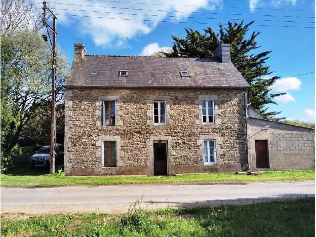 Huis te koop in&nbsp;MAGOAR 22480 Côtes-d'Armor Bretagne Frankrijk: Woonhuis op een terrein van 780 m2 met een woonoppervlakte van 151 m2. Begane grond:<br />
Entreehal - 6,50 m²<br />
Keuken/Eetkamer - 24 m²<br />
Woonkamer - 19,50 m²<br />
Bijkeuken - 15 m²<br />
Berg - 8 m²<br />
Badkamer ...