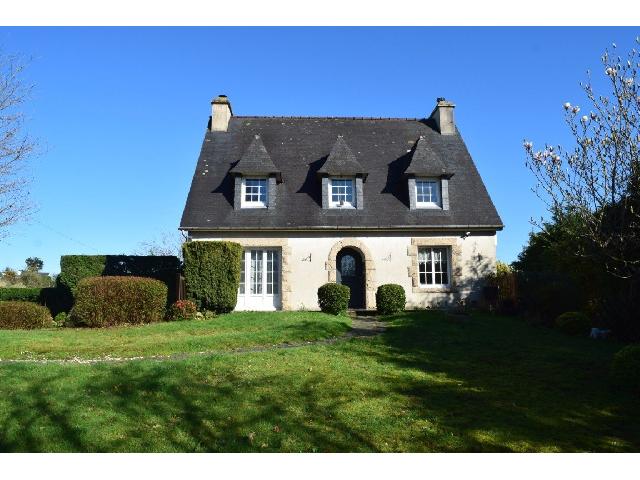Huis te koop in&nbsp;CARHAIX PLOUGUER 29270 Finistère Bretagne Frankrijk: Woonhuis op een terrein van 1657 m2 met een woonoppervlakte van 125 m2. Begane grond:<br />
Entreehal - 11 m²<br />
Toilet met wastafel - 3 m²<br />
Keuken/eetkamer - 13 m²<br />
Woonkamer - 35,50 m²<br />
Slaapkamer - 9,...