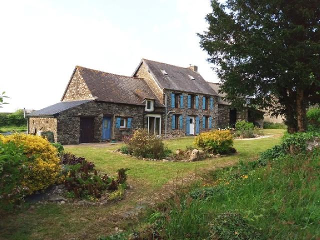 Huis te koop in&nbsp;SAINT HERVE 22460 Côtes-d'Armor Bretagne France: Woonhuis op een terrein van 1020 m2 met een woonoppervlakte van 90 m2. Begane grond:<br />
Woonkamer met keuken - 38,50 m²<br />
Woonkamer - 27,50 m²<br />
Hal - 4,50 m²<br />
Wasruimte met toilet - 4 m²<br />
Zolder - 36...