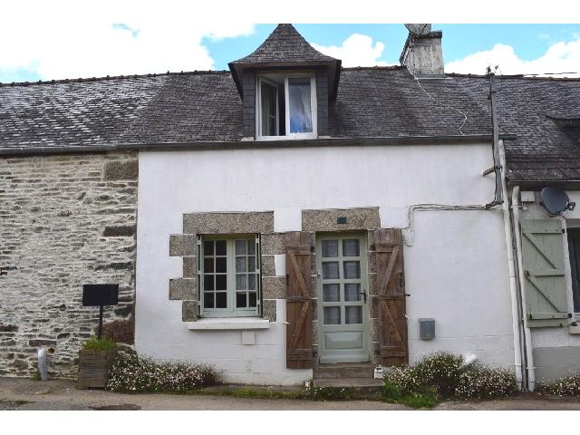 Huis te koop in&nbsp;PERRET 22570 Côtes-d'Armor Bretagne France: Woonhuis op een terrein van 324 m2 met een woonoppervlakte van 35 m2.<br />
Begane grond:<br />
Woonkamer met keuken - 20 m²<br />
Hal<br />
Doucheruimte - 2 m²<br />
Toilet<br />
<br />
Eerste verdieping:<br />
Overloop<br />
Slaapkamer - 19 ...