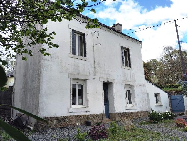 Huis te koop in&nbsp;GUEMENE SUR SCORFF 56160 Morbihan Bretagne France: Woonhuis op een terrein van 279 m2 met een woonoppervlakte van 66 m2. <br />
Begane grond:<br />
Woonkamer - 17 m²<br />
Keuken/eetkamer - 13 m²<br />
Hal met wasruimte - 4,50 m²<br />
Doucheruimte en toilet - 4 m²<br />
<br />
Eer...