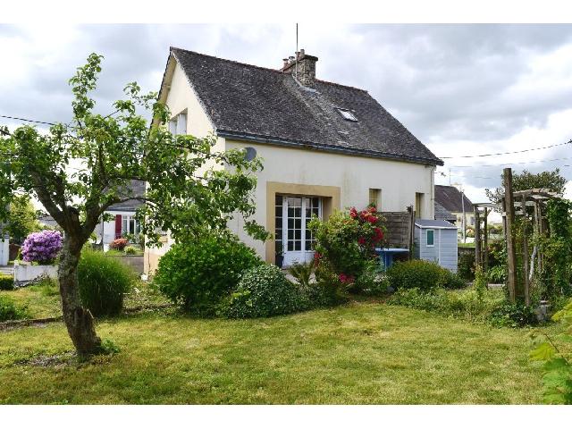 Huis te koop in&nbsp;LE FAOUET 56320 Morbihan Bretagne France: Woonhuis op een terrein van 1516 m2 met een woonoppervlakte van 77 m2.<br />
Begane grond:<br />
Entreehal<br />
Toilet<br />
Hal<br />
Keuken - 9,50 m²<br />
Woonkamer - 26,50 m²<br />
<br />
Eerste verdieping:<br />
Overloop<br />
3 slaapkamers (...