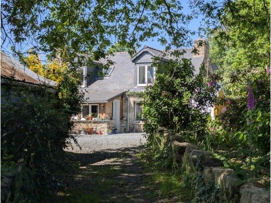 Huis te koop in&nbsp;LOCARN 22340 Côtes-d'Armor Bretagne Frankrijk: Woonhuis op een terrein van 2949 m2 met een woonoppervlakte van 133 m2. Huis A<br />
Begane grond:<br />
Entreehal - 6 m²<br />
Woonkamer met keuken - 50 m²<br />
Slaapkamer - 10 m²<br />
Douche en toilet - 3 m²<br />
Wasruimt...