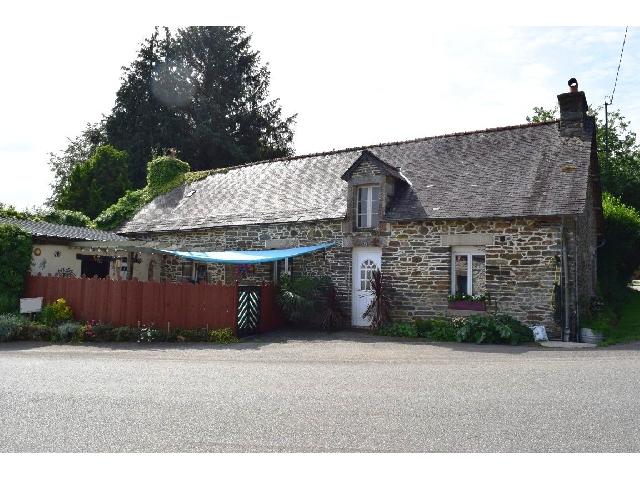 Huis te koop in&nbsp;PERRET 22570 Côtes-d'Armor Bretagne France: Woonhuis op een terrein van 673 m2 met een woonoppervlakte van 116 m2. <br />
Begane grond:<br />
Entreehal<br />
Toilet met wastafel - 3 m²<br />
Keuken/eetkamer - 23 m²<br />
Wasruimte - 4 m²<br />
Eetkamer - 20 m²<br />
Woonkame...