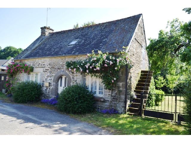 Huis te koop in&nbsp;PLELAUFF 22570 Côtes-d'Armor Bretagne France: Woonhuis op een terrein van 1632 m2 met een woonoppervlakte van 80 m2. <br />
Begane grond:<br />
Entreehal<br />
Woonkamer met keuken - 43 m²<br />
Hal met wasruimte - 3,50 m²<br />
Badkamer en suite met ligbad, douche en ...