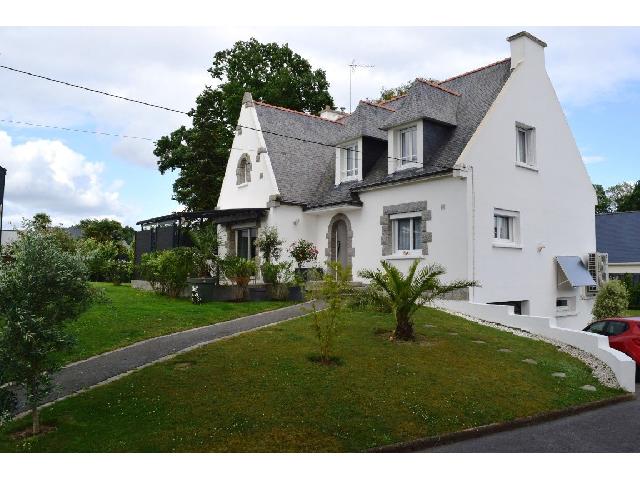 Huis te koop in&nbsp;PONTIVY 56300 Morbihan Bretagne France: Woonhuis op een terrein van 955 m2 met een woonoppervlakte van 162 m2. <br />
Begane grond:<br />
Entreehal<br />
Keuken - 9 m²<br />
Woonkamer - 35,50 m²<br />
Toilet<br />
Slaapkamer - 11 m²<br />
En-suite doucheruimte - 4,50 m²<br />...