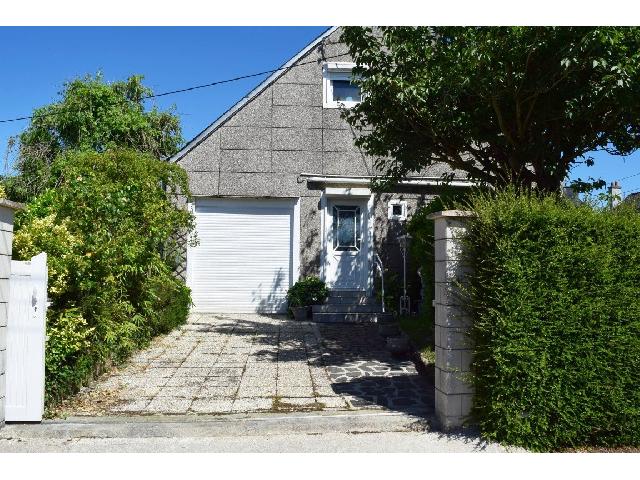 Huis te koop in&nbsp;GUEMENE SUR SCORFF 56160 Morbihan Bretagne France: Woonhuis op een terrein van 315 m2 met een woonoppervlakte van 85 m2. <br />
Begane grond:<br />
Entreehal<br />
Toilet met wastafel<br />
Hal - 4 m²<br />
Keuken/eetkamer - 12,50 m²<br />
Woonkamer - 36 m²<br />
<br />
Eerste verdieping...