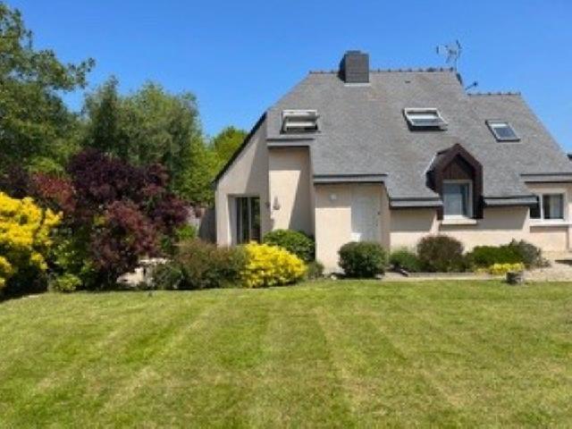 Huis te koop in&nbsp;PLUDUAL 22290 Côtes-d'Armor Bretagne France: Woonhuis met een woonoppervlakte van 105 m2. <br />
Begane grond: Keuken/eetkamer - 20 m², woonkamer - 27 m², slaapkamer of eetkamer - 18 m², doucheruimte - 4 m², toilet met wastafel. Kelder - 4 m². 1...