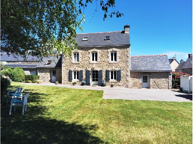 Haus zu verkaufen in&nbsp;SAINT CARADEC TREGOMEL 56540 Morbihan Bretagne Frankreich: Haus auf einem Grundstück von 2737 qm mit einer Wohnfläche von 88 qm. <br />
Erdgeschoss:<br />
Wohnzimmer – 36 m²<br />
Küche – 13 m²<br />
<br />
Erster Stock:<br />
Flur<br />
Schlafzimmer – 22,50 m²<br />
Duschbad und WC –...