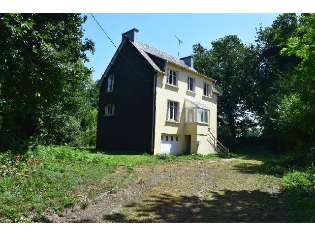 Huis te koop in&nbsp;MAEL CARHAIX 22340 Côtes-d'Armor Bretagne France: Woonhuis op een terrein van 3729 m2 met een woonoppervlakte van 112 m2.<br />
Verhoogde begane grond:<br />
Entreehal - 5 m²<br />
Woonkamer - 16 m²<br />
Eetkamer - 15,50 m²<br />
Keuken - 10,50 m²<br />
Toilet<br />
Badkamer - 5,...