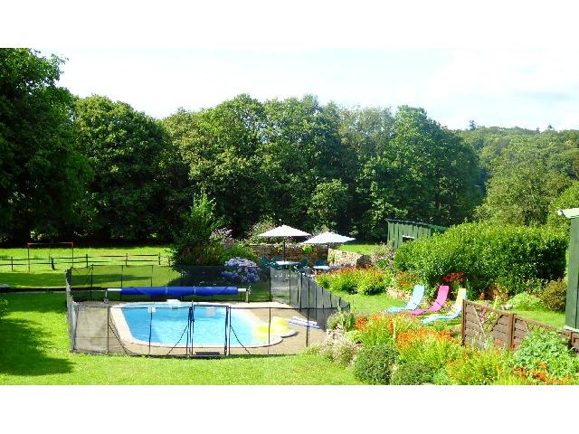 Gites-Chambres-d-hotes te koop in&nbsp;PLOERDUT 56160 Morbihan Bretagne Frankrijk: Gîte complex met verwarmd zwembad op een terrein van 10059 m2 met een woonoppervlakte van 281 m2.<br />
Huis A<br />
Begane grond:<br />
Entreehal - 4,50 m²<br />
Keuken/Eetkamer - 24,50 m²<br />
Woonkamer - 21,50 m²<br />
Bad...