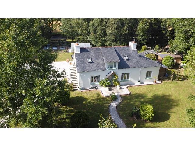 Huis te koop in&nbsp;SAINT AIGNAN 56480 Morbihan Bretagne Frankrijk: Woonhuis op een terrein van 5898 m2 met een woonoppervlakte van 134 m2. Begane grond:<br />
Entreehal<br />
Eetkamer - 27 m²<br />
Woonkamer - 18,50 m²<br />
Keuken/Eetkamer - 18 m²<br />
Wasruimte met toilet - 6 m²<br />
Vera...